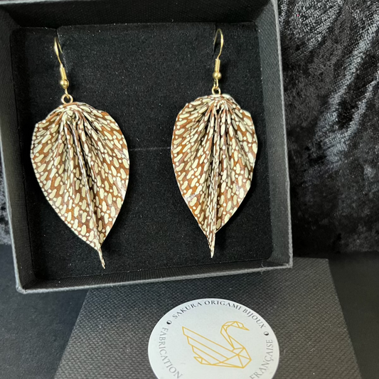 Boucles d'Oreille Feuille Grand Format Papier Marron Motif Ethnique Beige, Monture Or